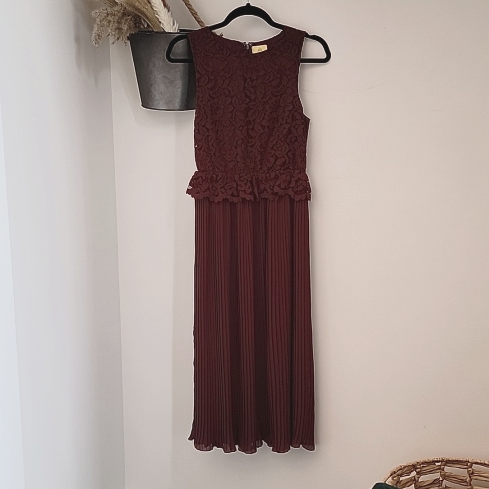 H&M lace & chiffon pleated dress in maroon